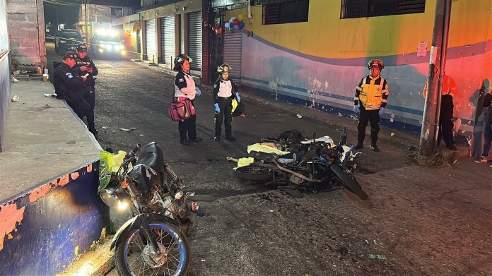 Tres hombres que viajaban en motocicleta murieron tras ser atacados a balazos en San José Pinula, otros dos resultaron heridos. Foto: La Hora/Bomberos Voluntarios.