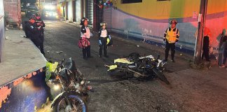 Tres hombres que viajaban en motocicleta murieron tras ser atacados a balazos en San José Pinula, otros dos resultaron heridos. Foto: La Hora/Bomberos Voluntarios.