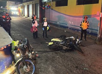 Tres hombres que viajaban en motocicleta murieron tras ser atacados a balazos en San José Pinula, otros dos resultaron heridos. Foto: La Hora/Bomberos Voluntarios.