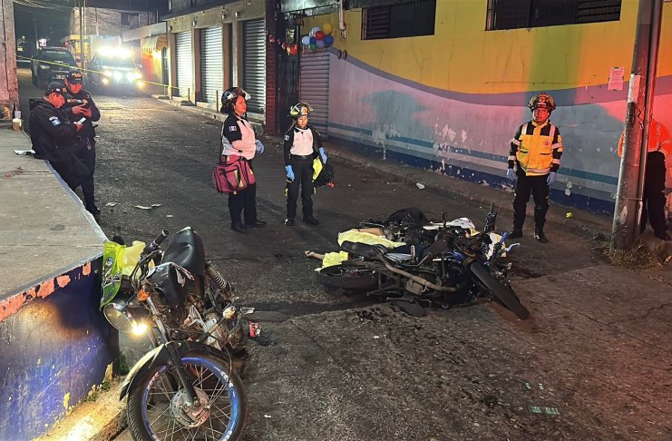 Tres hombres que viajaban en motocicleta murieron tras ser atacados a balazos en San José Pinula, otros dos resultaron heridos. Foto: La Hora/Bomberos Voluntarios.
