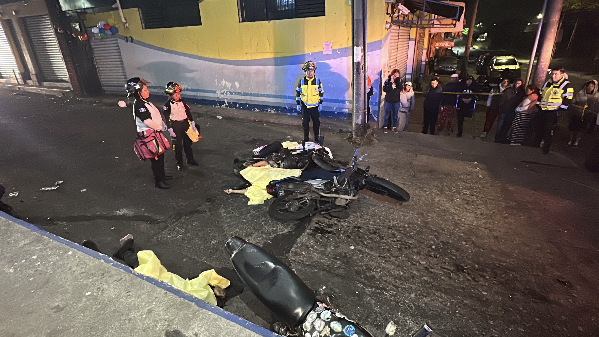 En la vía pública quedaron los cuerpos de los tres hombres fallecidos, tras un ataque armado en San José Pinula. 