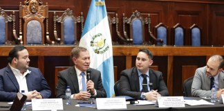 El presidente del Congreso, Luis Contreras, estuvo en la firma del dictamen a las iniciativas de ley por la comisión de Economía. Foto: Organismo Legislativo