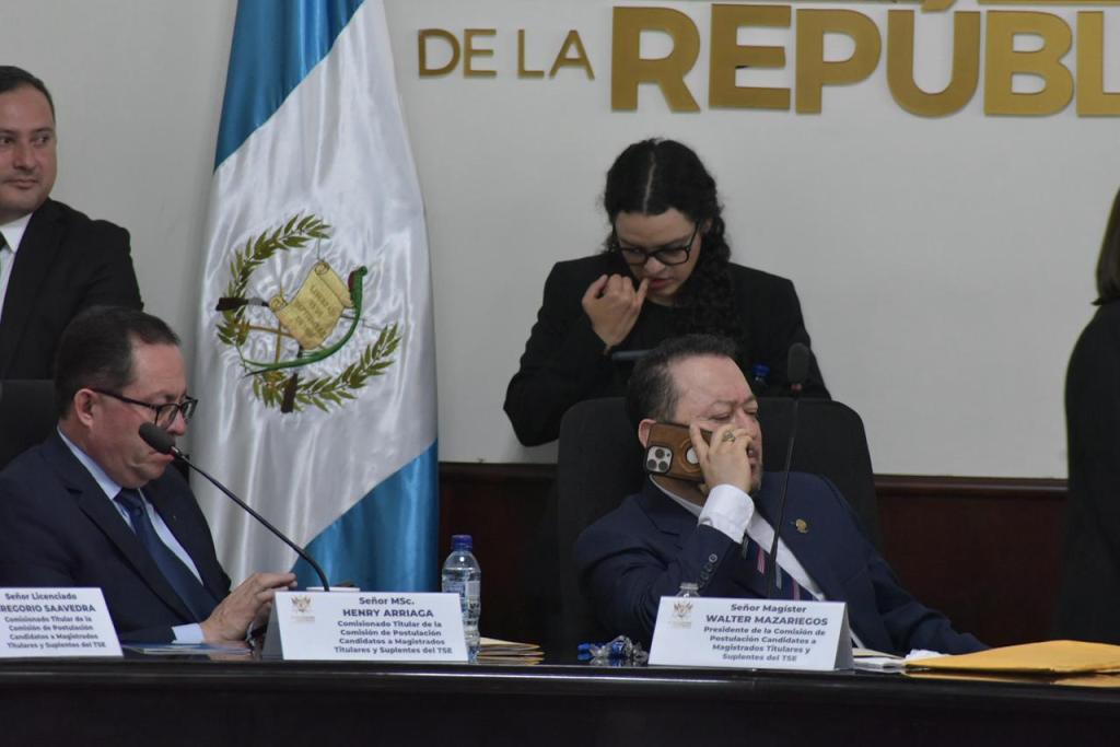 Walter Mazariegos en la Postuladora del TSE. Foto La Hora: José Orozco. 