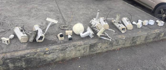 Este lunes 23 de febrero fueron retiradas 14 cámaras de videovigilancia clandestinas en distintas colonias de la zona 7 capitalina.