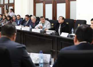El ministro de Energía y Minas, Víctor Ventura, y el gerente general del INDE, Armando Martínez, acuden a citación por la comisión de Finanzas, donde son interrogados por varios temas. Foto: Congreso de la República