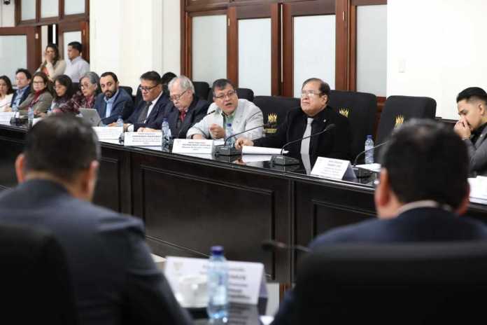 campoxanministro El ministro de Energía y Minas, Víctor Ventura, y el gerente general del INDE, Armando Martínez, acuden a citación por la comisión de Finanzas, donde son interrogados por varios temas. Foto: Congreso de la República