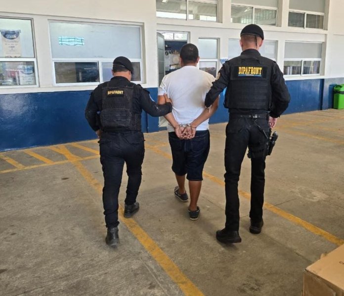 Nicaragüense es sorprendido con más de 5 mil paquetes de cigarrillos sin declarar.