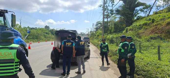 Capturan a conductora señalada de falsificar placas y distintivos para vehículos.