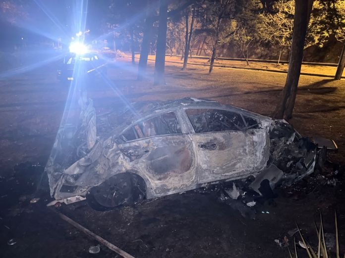 Accidente en Vista Hermosa deja vehículo calcinado y dos personas heridas. Foto La Hora: PNC.