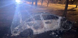 Accidente en Vista Hermosa deja vehículo calcinado y dos personas heridas. Foto La Hora: PNC.