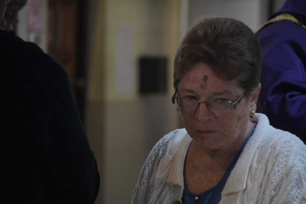 Con una cruz sobre la frente, los católicos dan inicio a la Cuaresma. Foto La Hora: Sergio Osegueda