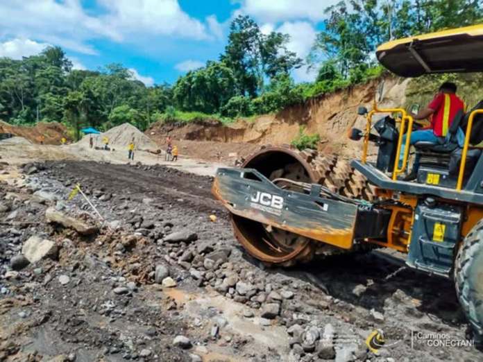 Km 189 de la ruta CITO-180, entre Retalhuleu y Quetzaltenango, Caminos trabaja para habilitar una ruta alterna tras un hundimiento. Foto: CIV
