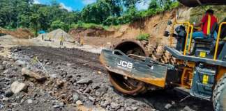 Km 189 de la ruta CITO-180, entre Retalhuleu y Quetzaltenango, Caminos trabaja para habilitar una ruta alterna tras un hundimiento. Foto: CIV