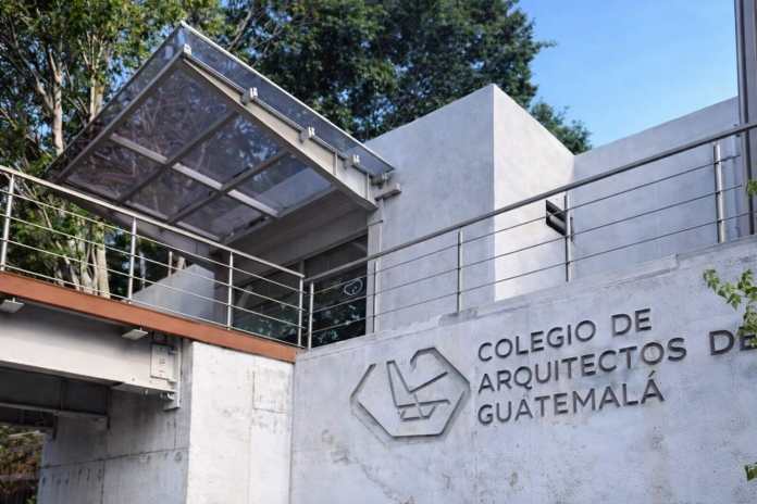 Integrantes de la planilla de oposición que busca competir por la integración del Cuerpo Electoral Universitario argumenta anomalías en su exclusión del proceso. Foto: La Hora/Facebook del Colegio de Arquitectos de Guatemala.