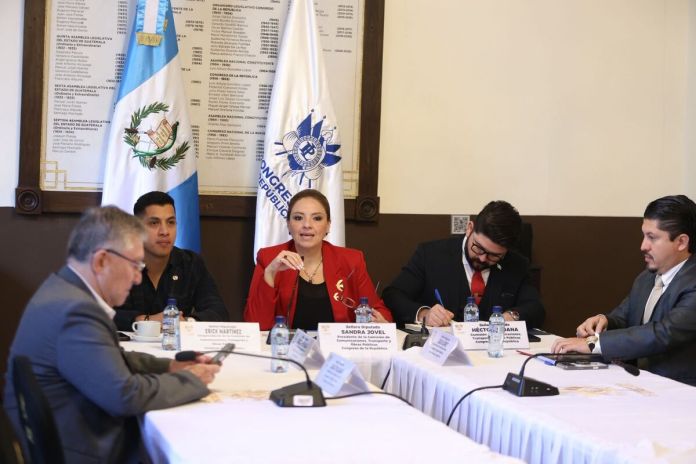 La comisión de Comunicaciones emite dictamen unificado a las dos iniciativas de ley del sistema portuario. Foto: Congreso de la República