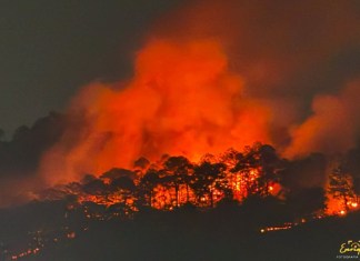 El incendio se agudizó el sábado por la noche, cuando se observaba el fuego desde la distancia. Foto: Conred