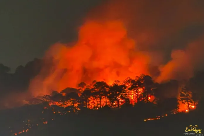 conredincendio El incendio se agudizó el sábado por la noche, cuando se observaba el fuego desde la distancia. Foto: Conred
