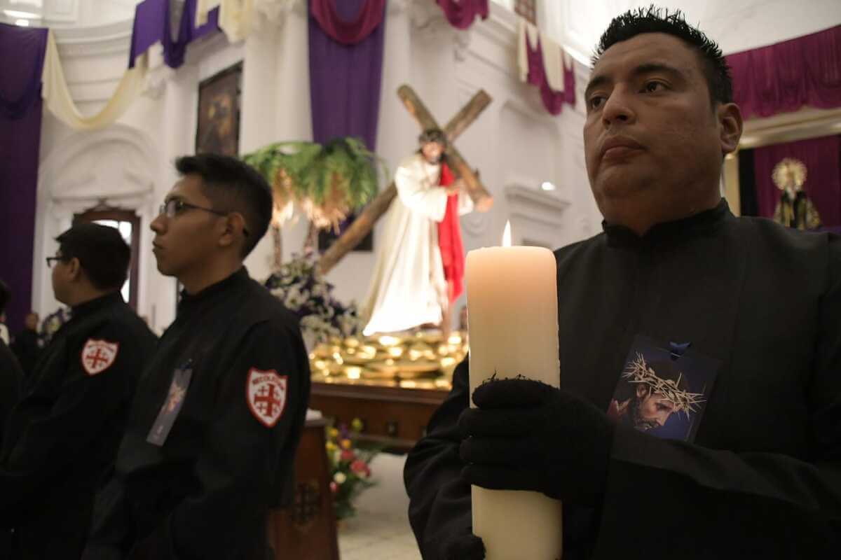 Novicios de la hermandad se encargan de realizar las horas de guardia ante la imagen de Jesús del Consuelo. Foto La Hora: Sergio Osegueda