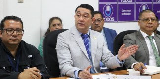 El director del Sistema Penitenciario, Guillermo López, explica por la reubicación temporal de reos en Renovación I. Foto: Congreso de la República