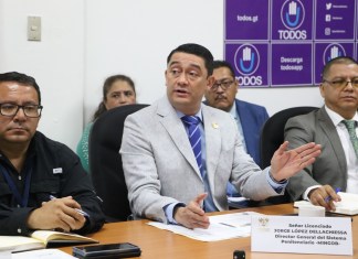 El director del Sistema Penitenciario, Guillermo López, explica por la reubicación temporal de reos en Renovación I. Foto: Congreso de la República