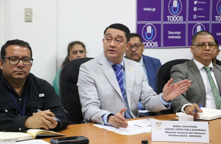 El director del Sistema Penitenciario, Guillermo López, explica por la reubicación temporal de reos en Renovación I. Foto: Congreso de la República