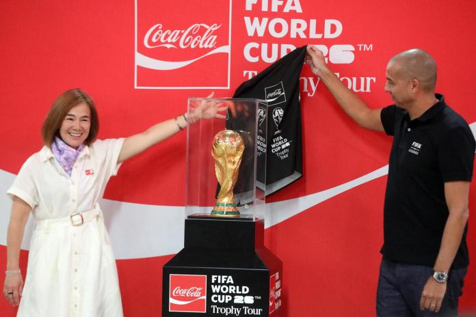 El exfutbolista francés David Trezeguet revela el trofeo de la Copa Mundial de la FIFA 2026 este viernes, en ciudad de Guatemala. Foto: EFE/ Fernando Ruiz