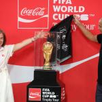 El exfutbolista francés David Trezeguet revela el trofeo de la Copa Mundial de la FIFA 2026 este viernes, en ciudad de Guatemala. Foto: EFE/ Fernando Ruiz