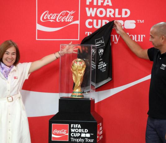 El exfutbolista francés David Trezeguet revela el trofeo de la Copa Mundial de la FIFA 2026 este viernes, en ciudad de Guatemala. Foto: EFE/ Fernando Ruiz
