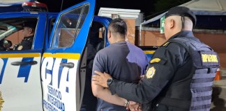 Un hombre señalado de presuntamente dedicarse al tráfico ilegal de personas fue detenido en un puesto de control interinstitucional.