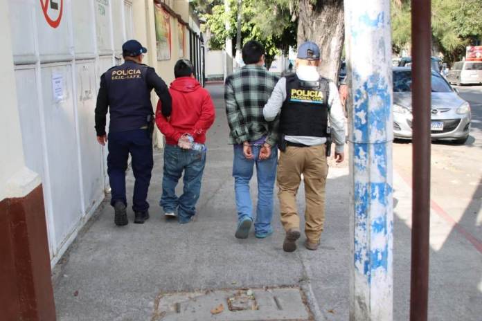 La Policía Nacional Civil reportó la detención de dos personas luego de ser deportadas a Guatemala y que son requeridas por juzgados del país. Foto La Hora: PNC