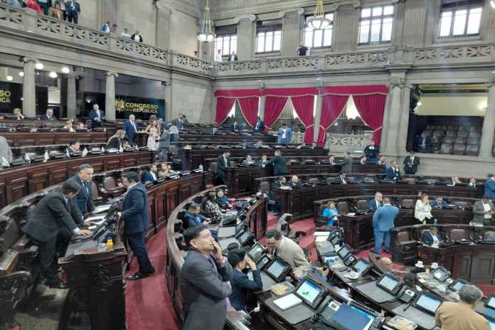 Los diputados aprueban en primer debate la unificación de las iniciativas de ley del sistema portuario. Foto: La Hora