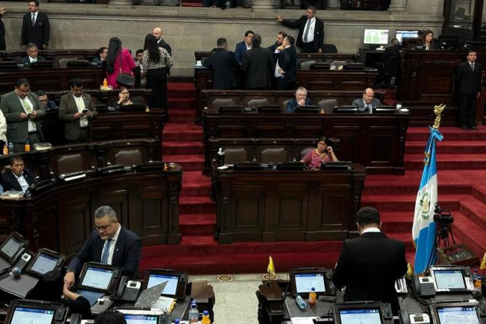 La diputada Sonia Gutiérrez se pronuncia por la forma en que se refirió el presidente del Congreso, Luis Contreras. Foto: La Hora / José Orozco