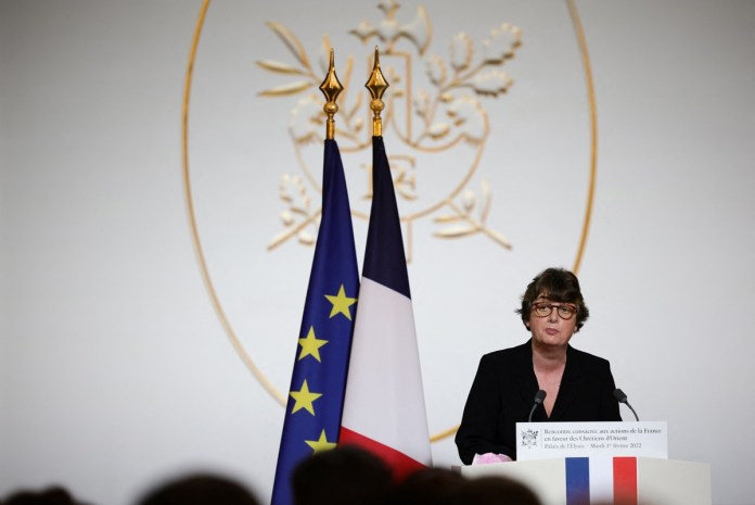 La presidenta del Louvre presenta su dimisión tras las numerosas crisis del museo