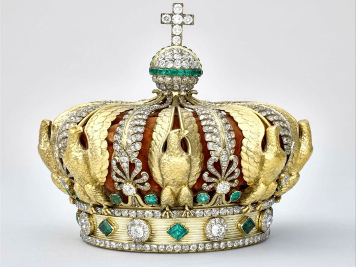 Corona de la Emperatriz Eugenia antes de que fuese robada del museo del Louvre en Francia. Foto La Hora: EFE
