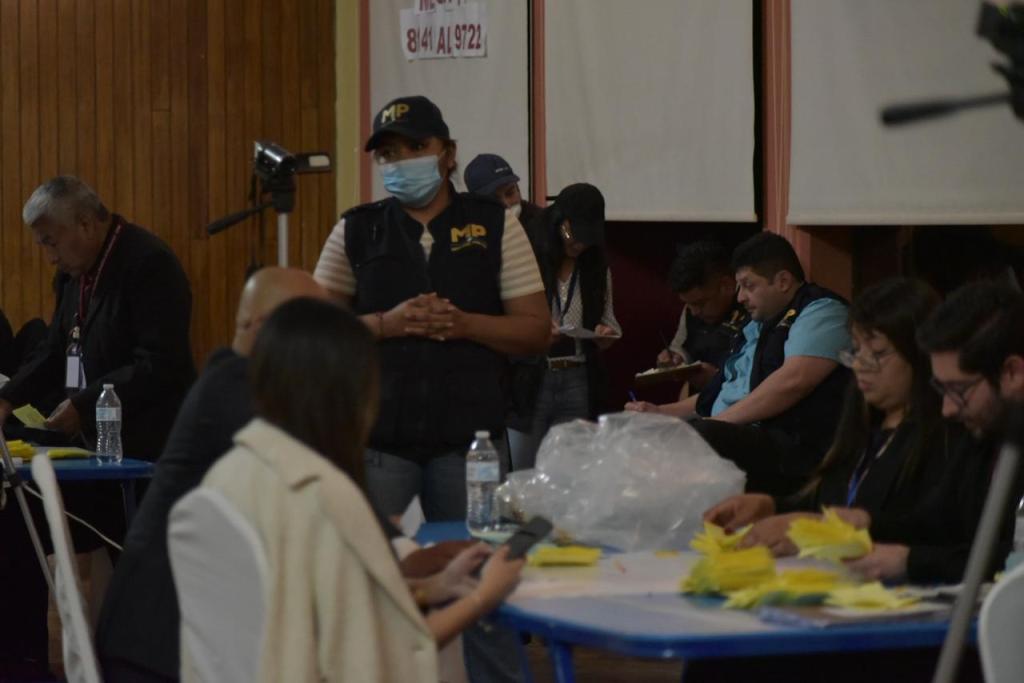 Fiscales del MP documentaron la elección de magistrados de la CC por el CANG. Foto La Hora: José Orozco. 