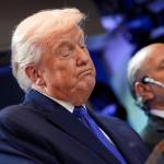 El presidente estadounidense, Donald Trump, estaría excluyendo a productos estratégicos, como textiles de CA, de nuevos aranceles. EFE/EPA/YURI GRIPAS / POOL