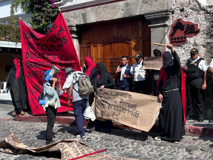 Mientras el CSU toma decisiones en un hotel de Antigua Guatemala, estudiantes, docentes y sociedad civil participan en protesta. Foto: La Hora/Daniel Ramírez