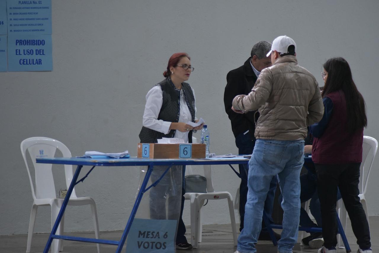 Votantes durante la tercera ronda para designación de electores de la Facultad de Derecho.