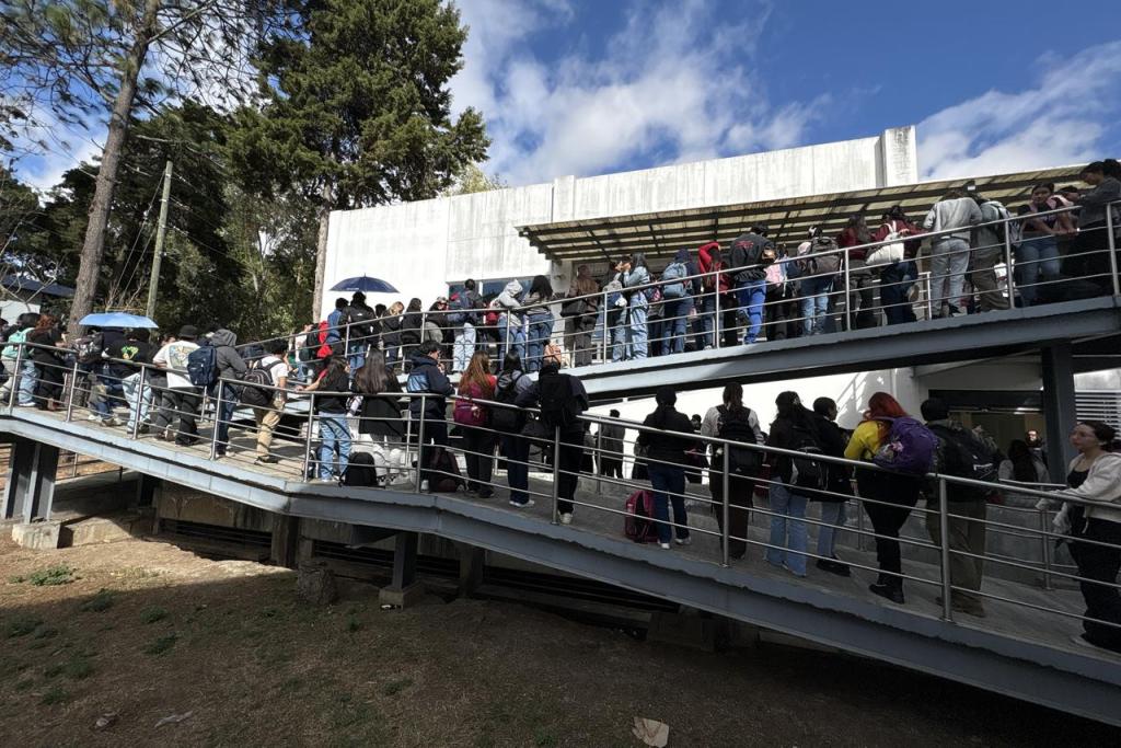 Estudiantes de la Facultad de Ciencias Químicas y Farmacia hicieron largas filas para votar, tras habilitarse la votación. Foto La Hora: José Orozco