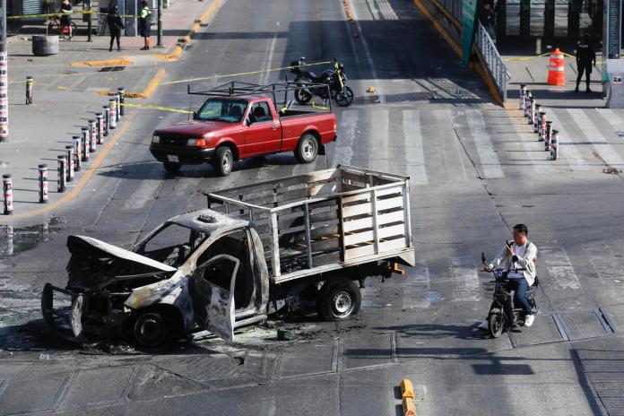 Integrantes del crimen organizado bloquean vías del oeste de México con carros incendiados