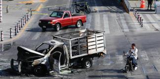 Integrantes del crimen organizado bloquean vías del oeste de México con carros incendiados