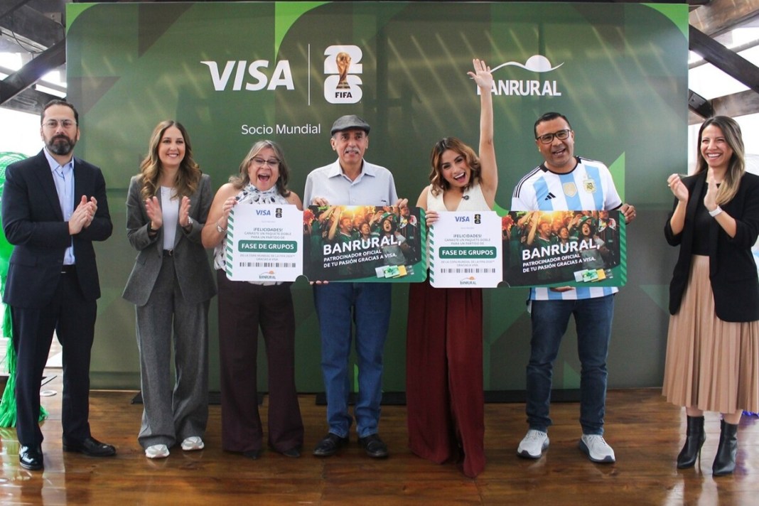 Representantes de BANRURAL juanto a los ganadores del primer sorteo de promoción. Foto: Cortesía BANRURAL.