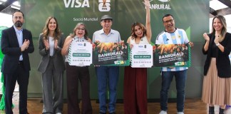 Representantes de BANRURAL juanto a los ganadores del primer sorteo de promoción. Foto: Cortesía BANRURAL.