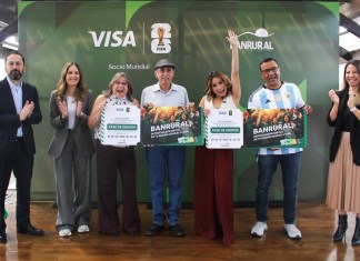 Representantes de BANRURAL juanto a los ganadores del primer sorteo de promoción. Foto: Cortesía BANRURAL.
