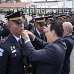El ministro de Gobernación, Marco Antonio Villeda, coloca insignias en la graduación de los nuevos oficiales terceros de la Policía Nacional Civil. Foto: Ministerio de Gobernación