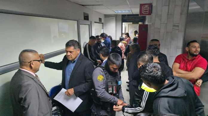 El Juzgado Tercero Penal aplazó una audiencia donde, tanto fiscalía como defensa, busca que se modifiquen delitos a 24 guardias del SP. Foto La Hora: Sergio Osegueda