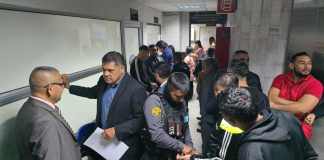 El Juzgado Tercero Penal aplazó una audiencia donde, tanto fiscalía como defensa, busca que se modifiquen delitos a 24 guardias del SP. Foto La Hora: Sergio Osegueda