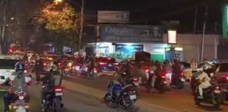 La alta carga vehicular desde la calzada San Juan hasta la cuchilla El Milagro se debe a tres vehículos con fallas mecánicas. Tránsito Mixco ya ha habilitado un carril reversible. Foto La Hora: captura de pantalla Tránsito Mixco