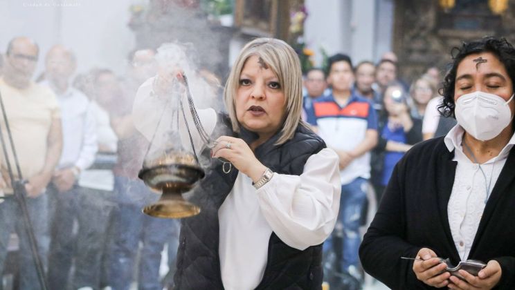 La feligres&iacute;a cat&oacute;lica acude a las distintas iglesias para participar en la misa del Mi&eacute;rcoles de Ceniza y comenzar su tiempo de penitencia. Foto La Hora: Parroquia La Merced-Guatemala