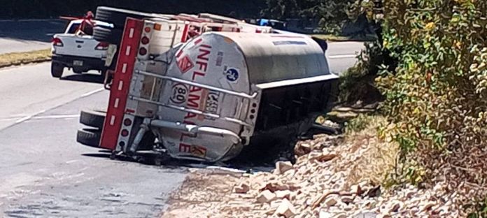 Según los Bomberos Voluntarios de San Cristóbal Totonicapán, hay material inflamable derramado en el suelo. Foto La Hora: Bomberos Voluntarios de San Cristóbal Totonicapán